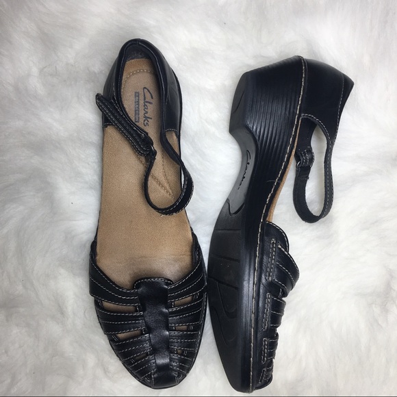 clarks closed toe sandals women's